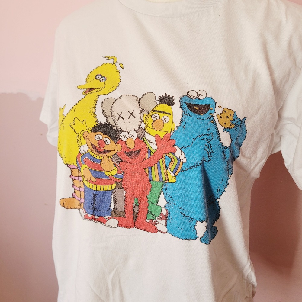 KAWS x Uniqlo Y2K Seseme Street Tee shirt Medium White Kid Collaboration Vintage - Picture 2 of 5